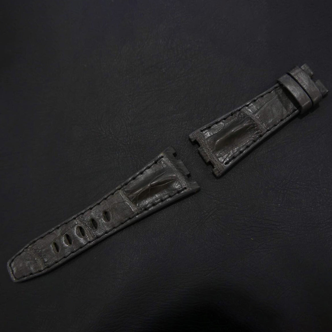GREY CROCODILE HORNBACK LEATHER STRAP